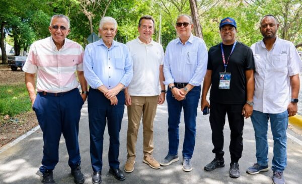 Funcionarios y dirigentes  mientras realizan una supervisión de instalaciones de los juegos.