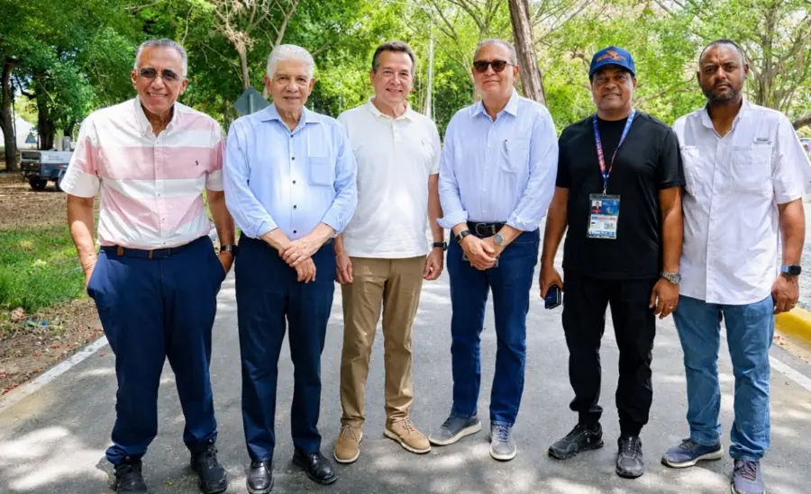 Funcionarios y dirigentes  mientras realizan una supervisión de instalaciones de los juegos.