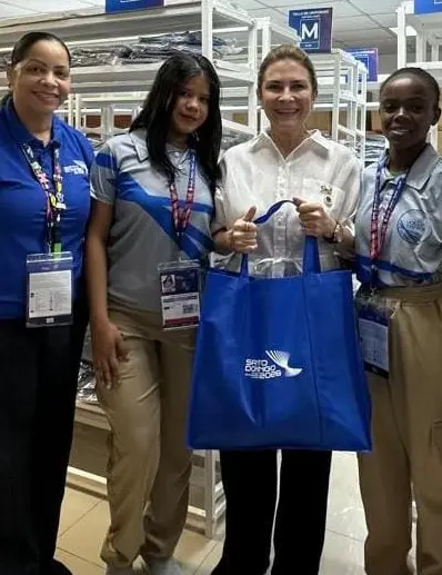 Carolina Mejía recibe su kit como primera voluntaria