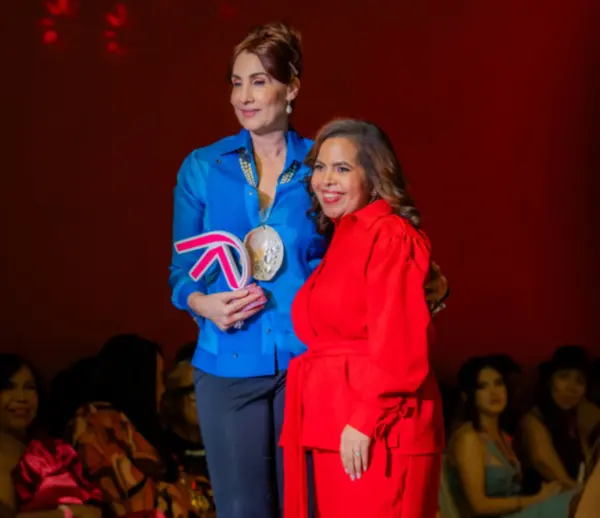 Marielle Araujo entrega un reconocimiento a Tita Hasbun, por su trayectoria en la industria.