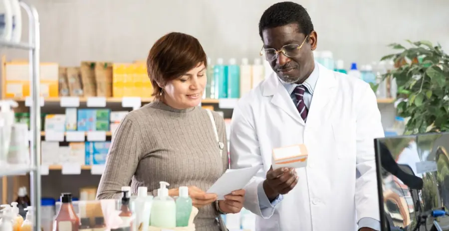 La Organización Mundial de la Salud estima que aproximadamente uno de cada diez medicamentos analizados en países de ingresos bajos y medios es de calidad subestándar o falsificado, según la información presentada durante el webinar.