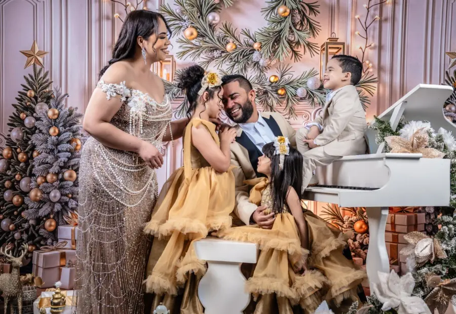 Gabriela Abreu Espinal, Ayleen Guzmán Abreu, Abril Guzmán Abreu, Víctor Guzmán Paulino y Aydan Guzmán Abreu, en una tierna fotografía familiar.