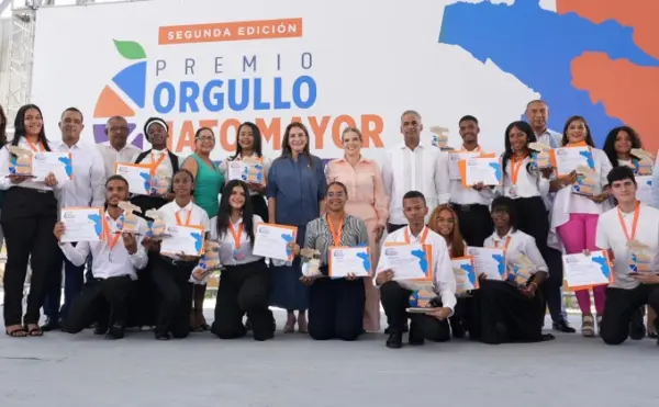 Durante la entrega de premios y reconocimientos.