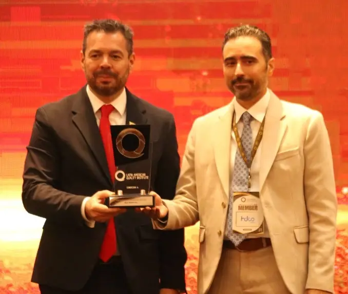 Moisés Rodríguez recibe premio de manos de Daniel Maximilian da Costa.