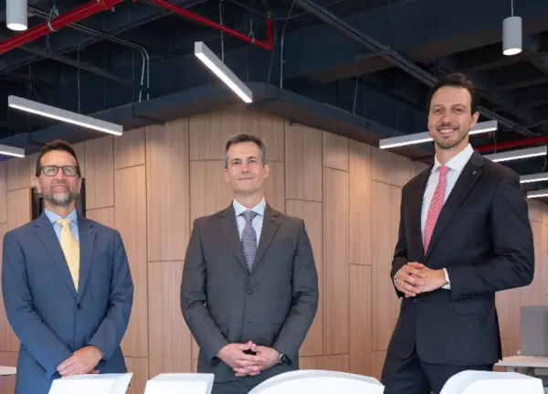 Ejecutivos de la empresa durante el encuentro de las nuevas instalaciones.