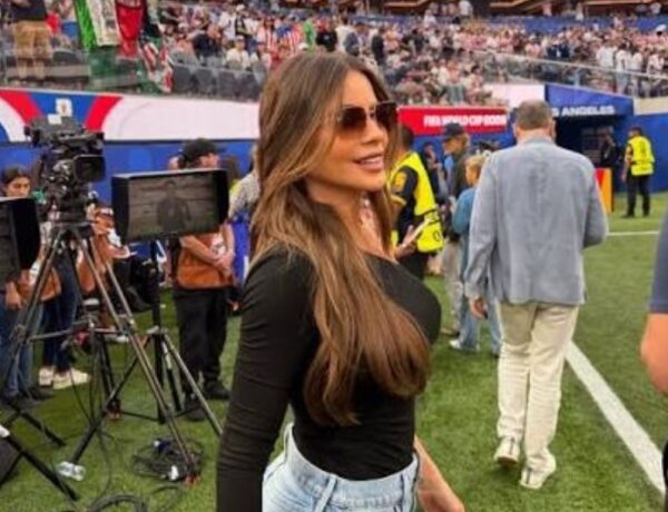 Sofía Vergara entre famosos presentes en Copa  Mundial .  Ap