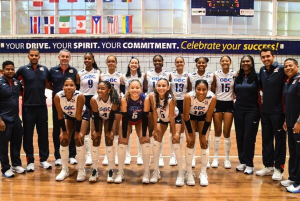 Integrantes de la selección nacional de voleibol U-21 de RD.