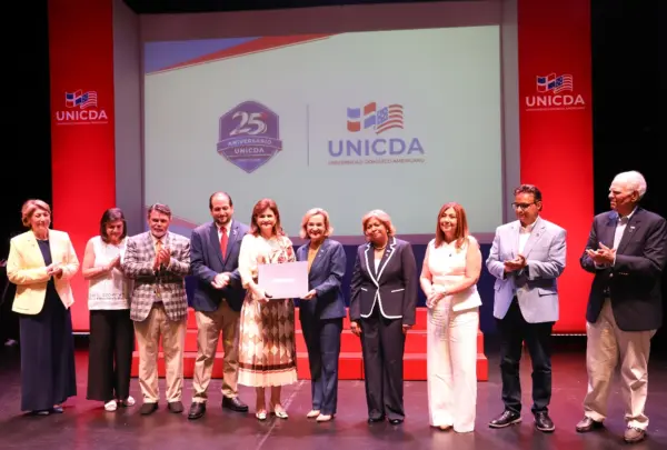Vicepresidenta Raquel Peña recibe reconocimiento de Visitante Distinguida por parte de los miembros del Consejo de Directores de la UNICDA.