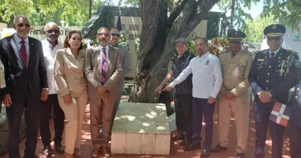 Juan Pablo Uribe junto a autoridades en la tumba donde descansaban los restos del patricio.