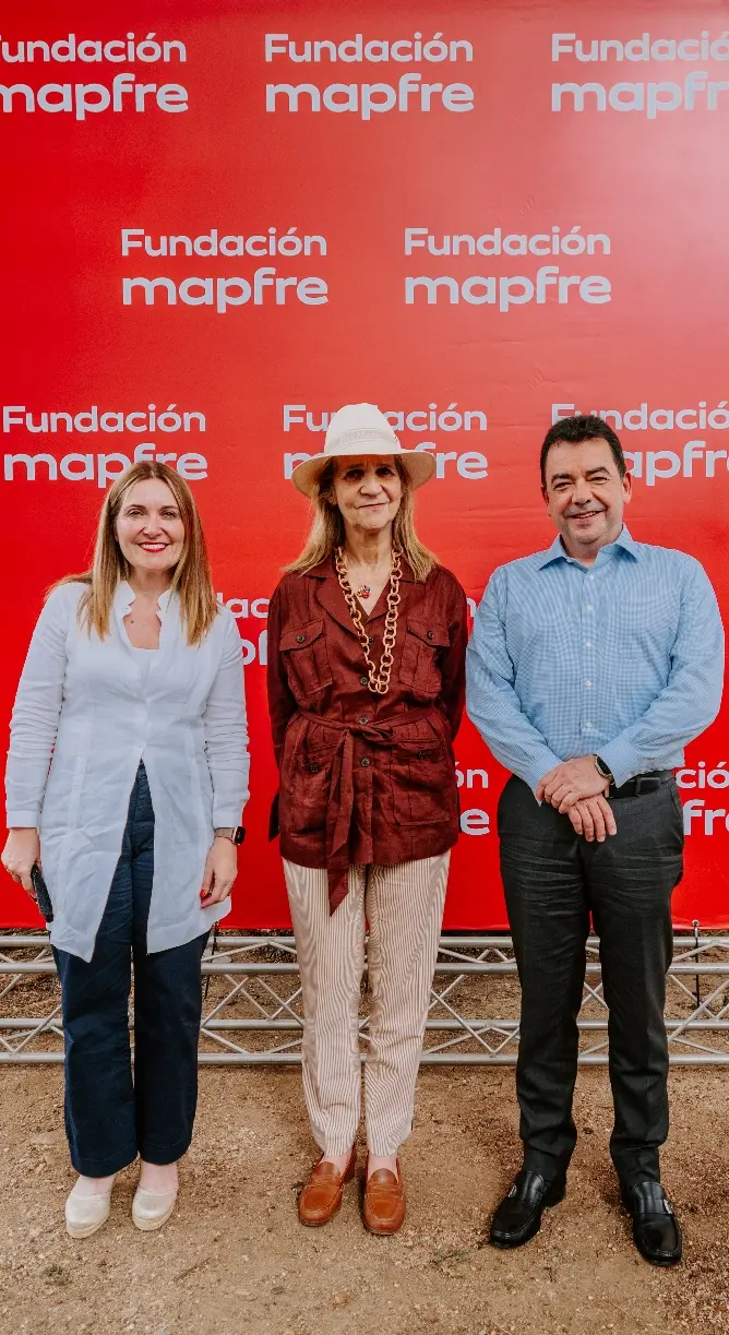 Elvira Vega, Elena de Borbón y Andrés Mejía.