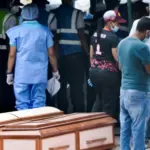 "Me da miedo lo que voy a ver allá dentro": la morgue improvisada donde los cadáveres se acumulan tras los terremotos en Venezuela