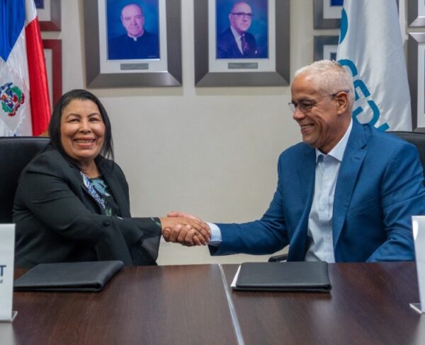 Directivos del centro en la firma del acuerdo.