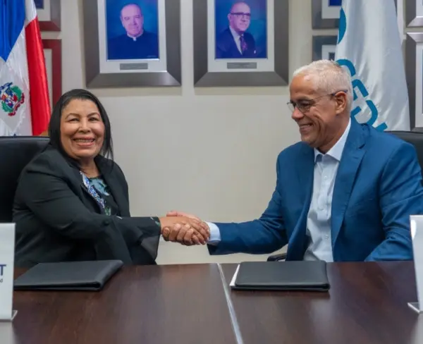 Directivos del centro en la firma del acuerdo.