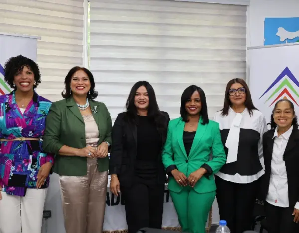 Cristina Rosario, Vilma Batista,  Sarah Hernández, Rosa Lidia Lora y María Mercedes.