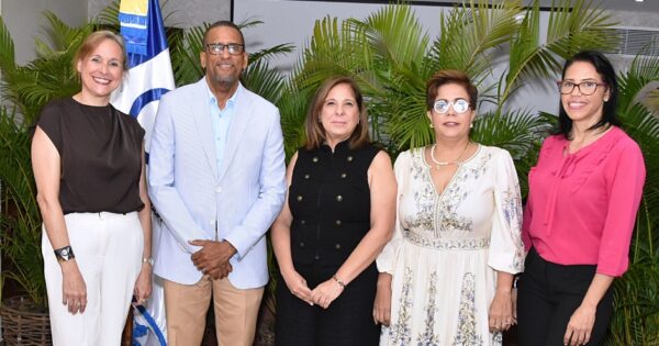 Lizzar Kranwinkel, David Berg, Lissette Cruz de Campillo, Virginia Laureano y Rocío Fernández.