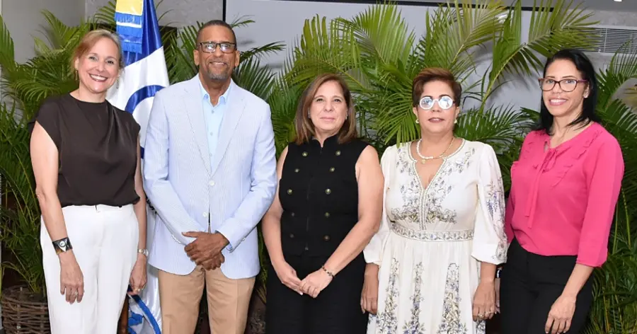 Lizzar Kranwinkel, David Berg, Lissette Cruz de Campillo, Virginia Laureano y Rocío Fernández.