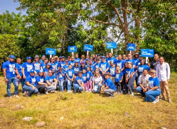 Colaboradores durante la jornada de siembra.