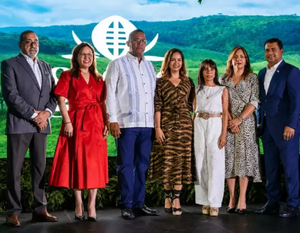 Víctor Minaya, CEO de Cacao Green, en compañía de  ejecutivos Banreservas.