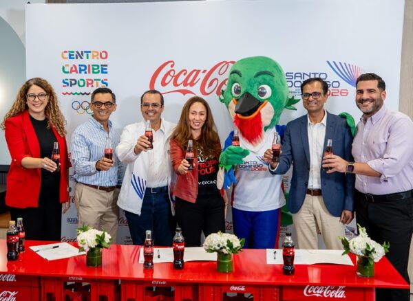 Ejecutivos de la empresa en la firma del acuerdo.