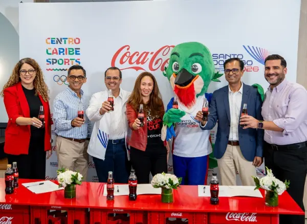 Ejecutivos de la empresa en la firma del acuerdo.
