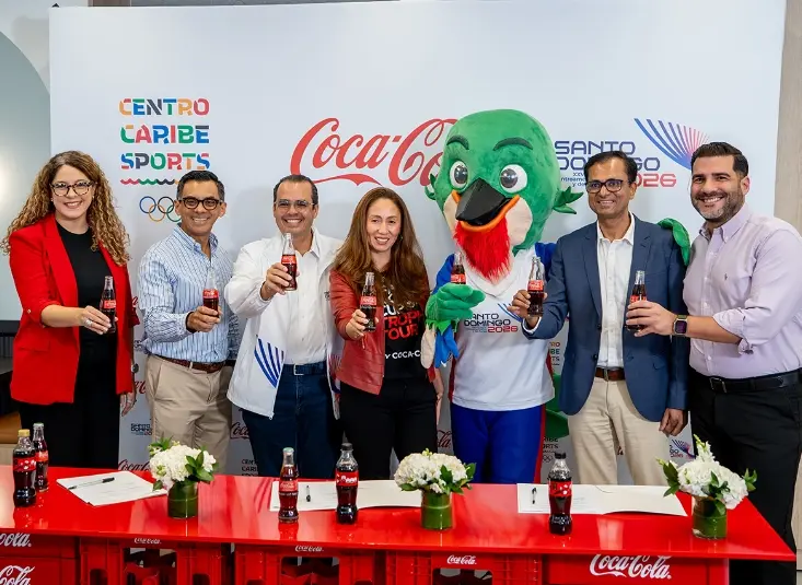 Ejecutivos de la empresa en la firma del acuerdo.