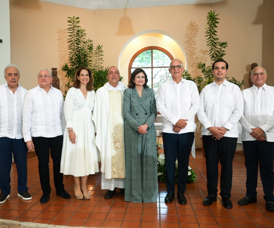 La vicepresidenta Raquel Peña con directivos de Grupo M.