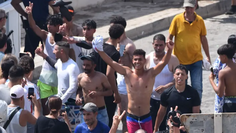 "La situación está fuera de control": España moviliza al ejército ante el cruce de migrantes desde Marruecos a Ceuta