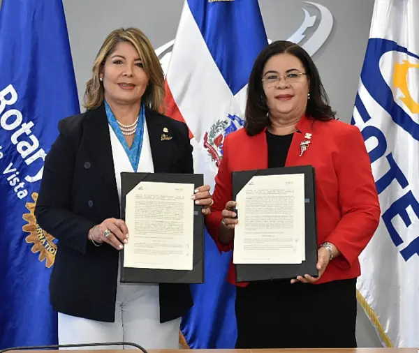 Representantes de ambas entidades en la firma del acuerdo.