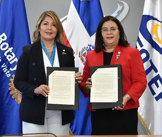 Representantes de ambas entidades en la firma del acuerdo.