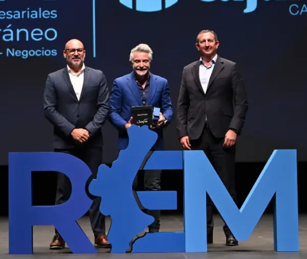 Ejecutivos de la empresa reciben la distinción.