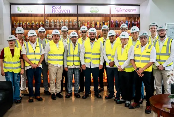 Embajador  de la India,  K. D. Dewal, junto al equipo de Industrias San Miguel.