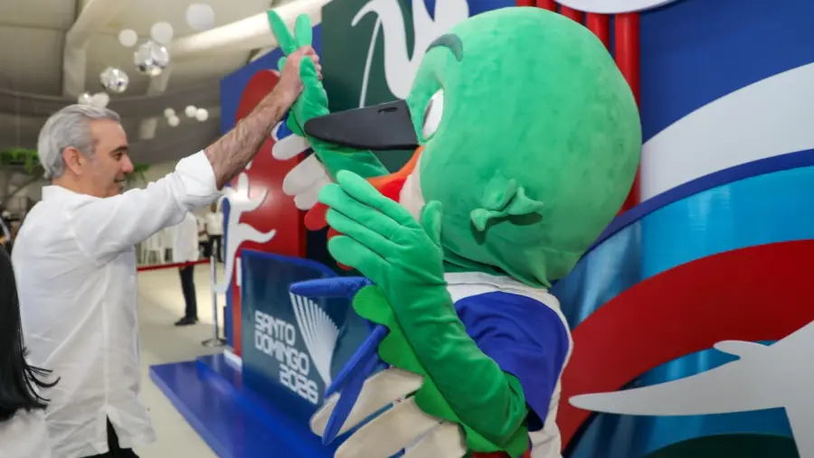 Colí, la mascota de los juegos que se inician la próxima semana, saluda al Jefe de Estado.