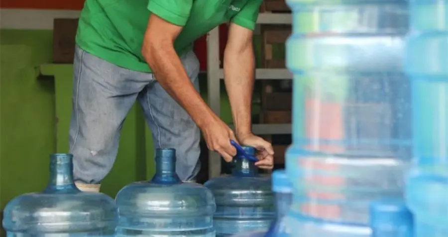 El 85.1 % de los hogares del país utiliza agua embotellada para beber, lo que   supone un gasto permanente para millones de hogares.