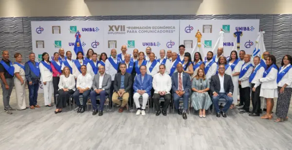 El gobernador del banco junto a los comunicadores que participaron.