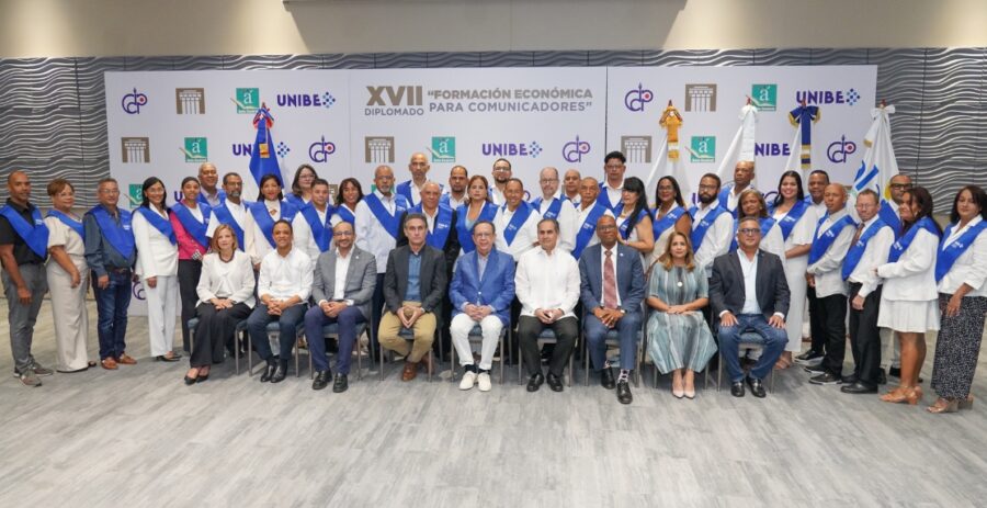 El gobernador del banco junto a los comunicadores que participaron.