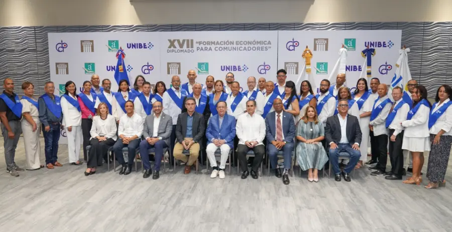 El gobernador del banco junto a los comunicadores que participaron.