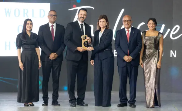 Ejecutivos de Hyatt Inclusive Collection reciben el gran premio por la vicepresidenta Raquel Peña.