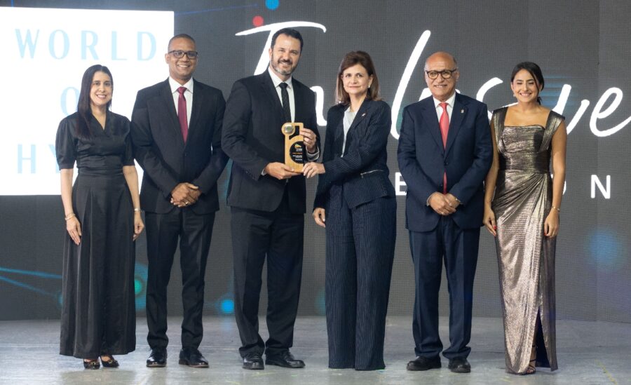 Ejecutivos de Hyatt Inclusive Collection reciben el gran premio por la vicepresidenta Raquel Peña.