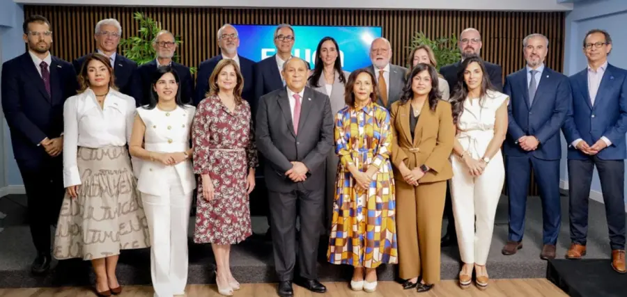 El ministro del Mescyt, Rafael Santos Badía, junto a los miembros de la nueva Junta Directiva de Educa.
