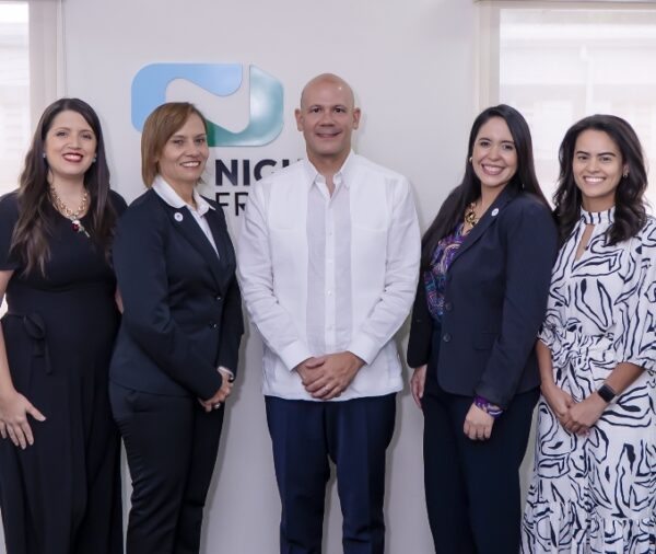 Jaime Licairac y Tania Guenen,  junto a Selma Polanco, Laura Lama y Laura Faxas.