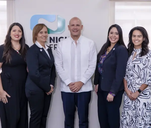Jaime Licairac y Tania Guenen,  junto a Selma Polanco, Laura Lama y Laura Faxas.