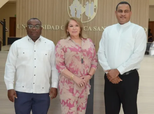 Erich Cedano, Carmen Molina y  reverendo padre José Luis de la Cruz.