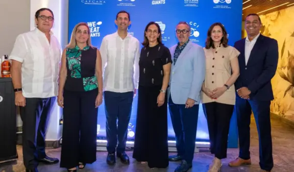 Rafael Cabrera, Pierina Pumarol, Roberto Herrera, Alexandra Matos de Purcell,  Heriberto Purcell, Vivian Purcell y Daniel Malena.