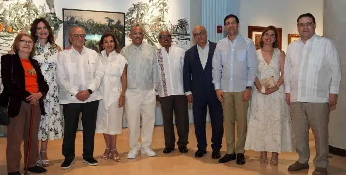 Ejecutivos del centro en la inauguración.