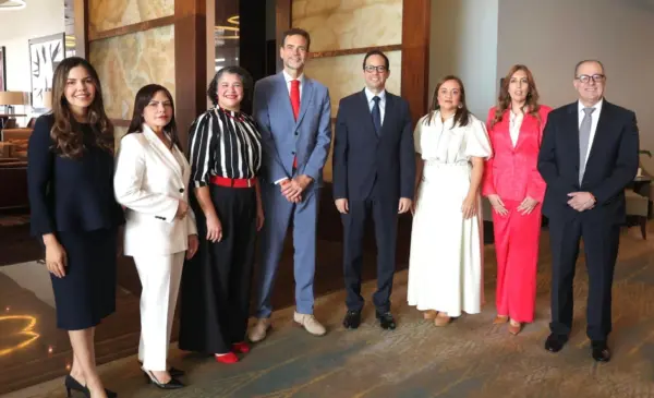 Los representantes de la entidad en el acto.