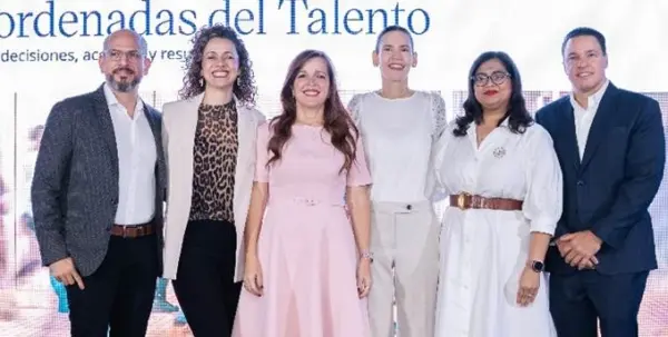 Ejecutivos de la empresa durante el evento corporativo.