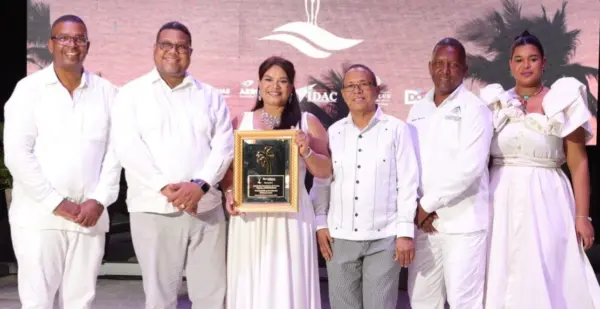 Leonardo Medrano, Junior García, Sarah Hernández, José Tejada Gómez, Máximo Reynoso y Celine Medrano.