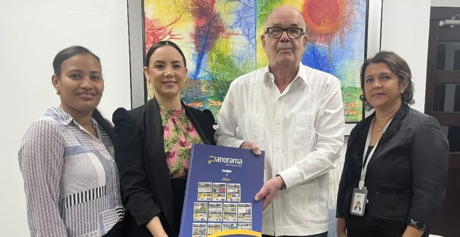 Directivas del diario entregan la colección a Roberto Cassá.