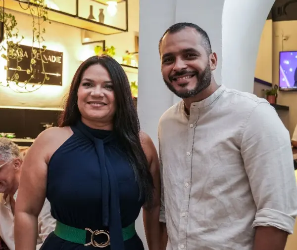 Sarah Hernández, presidenta de Adompretur, y Samuel Fuentes,  de la Casa de Nadie.