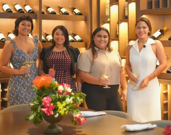 53S 0195,p01Lourdes Villanueva, Marleny Aquino, María Acosta y  Natalia Villanueva.